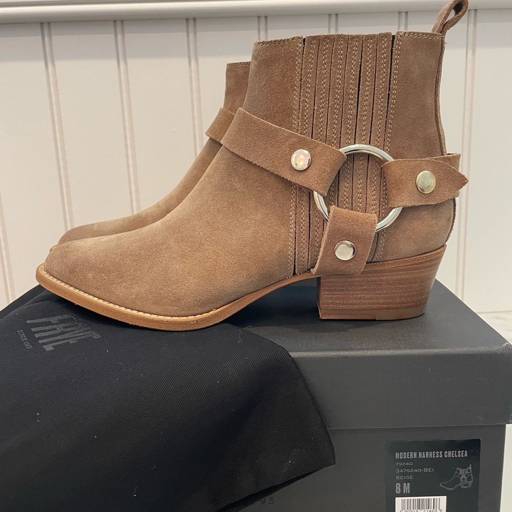 Frye signature Harness Chelsea beige suede boot size 8